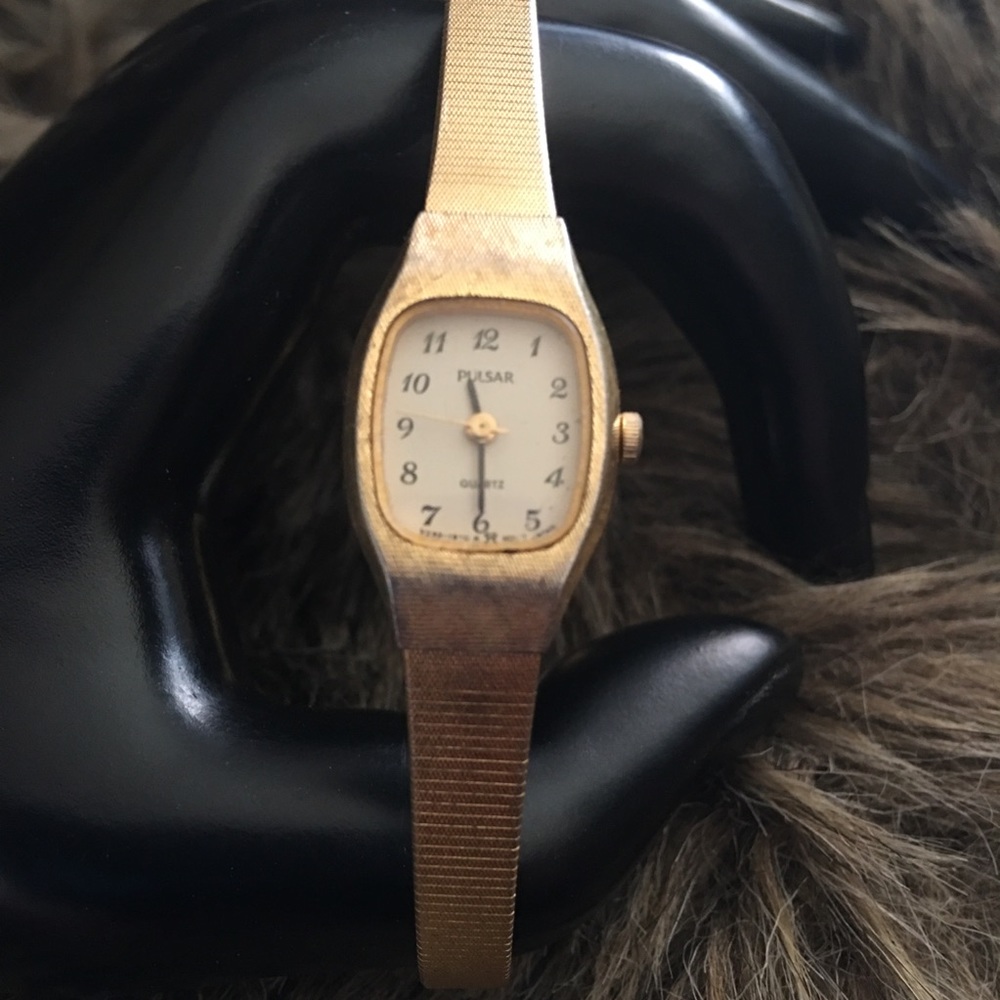 Vintage 70s ladies Pulsar gold tone quartz watch